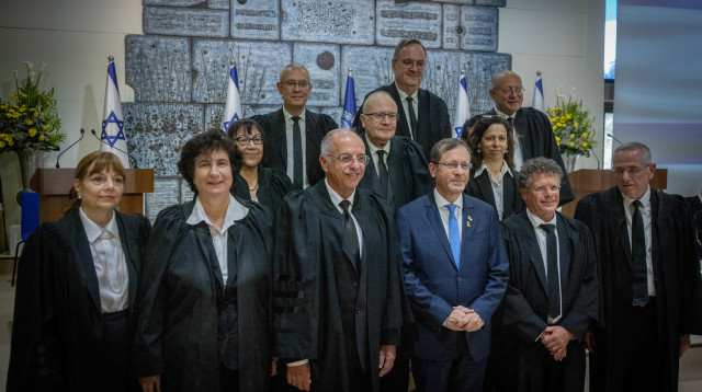 שופטי בית המשפט העליון עם יצחק הרצוג (צילום: חיים גולדברג פלאש 90)