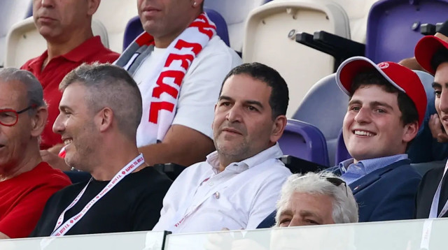 אדמונד ספרא בעלים הפועל תל אביב עם בנו מואיז ספרא (צילום: דני מרון)