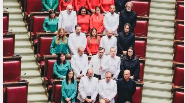 חברי מפלגת "חמשת הכוכבים" בפרלמנט האיטלקי (צילום: רשתות חברתיות, שימוש לפי סעיף 27 א')