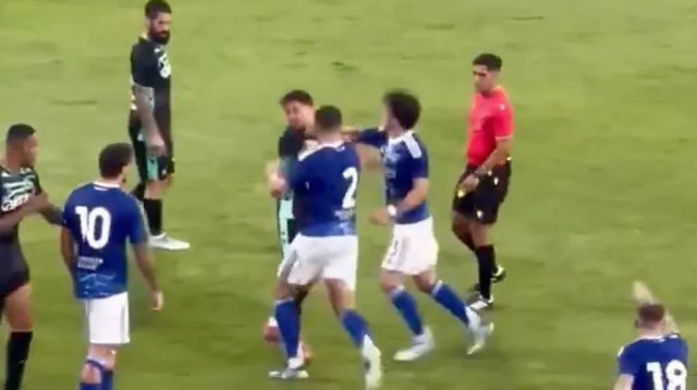 הקטטה ההמונית בין בטיס לקומו (צילום: צילום מסך, X (טוויטר))