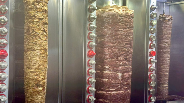 דרבי השווארמה של חיפה: "האחים" נגד חאזן" (צילום: בתיה גלעדי)