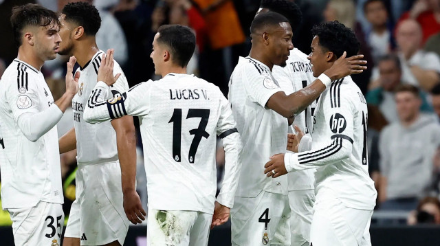 שחקני ריאל מדריד חוגגים עם אנדריק (צילום: רויטרס)