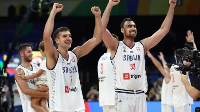 אופוריה בסרביה. מילוטינוב ובוגדנוביץ' (צילום: רויטרס)