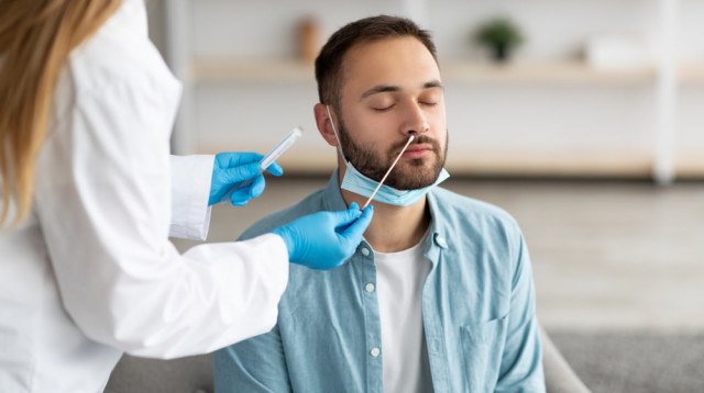 בדיקת קורונה (צילום: שאטרסטוק)