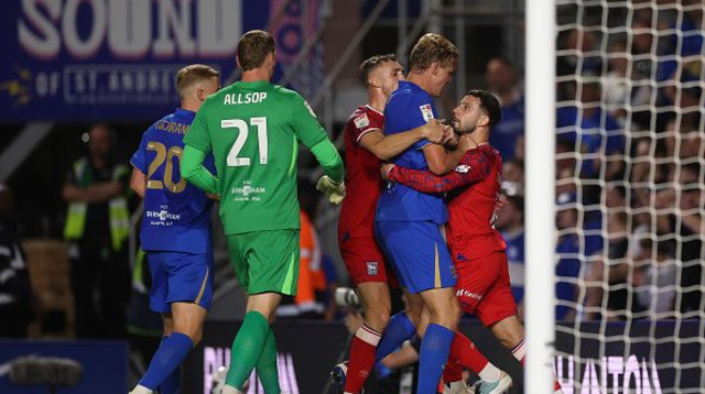 הסתיים מכוער. שחקני איפסוויץ' ובירמינגהאם מתקוטטים (צילום: Getty images)