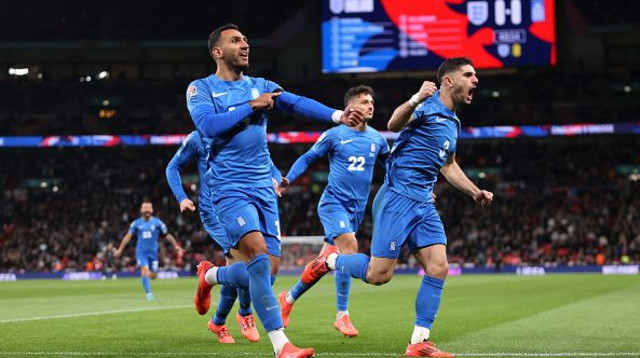 פבלידיס במדי נבחרת יוון מול אנגליה (צילום: Julian Finney)