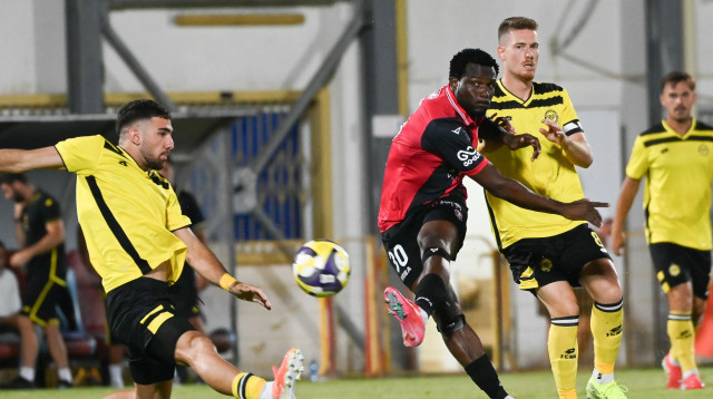 איבה רנסום שחקן הפועל ירושלים בין יובל שדה, סאבה חבדגיאני שחקני מכבי נתניה (צילום: ברני ארדוב)