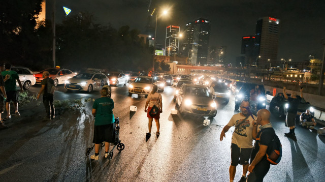 משפחות החטופים חוסמות את נתיבי איילון (צילום: אדר איל)