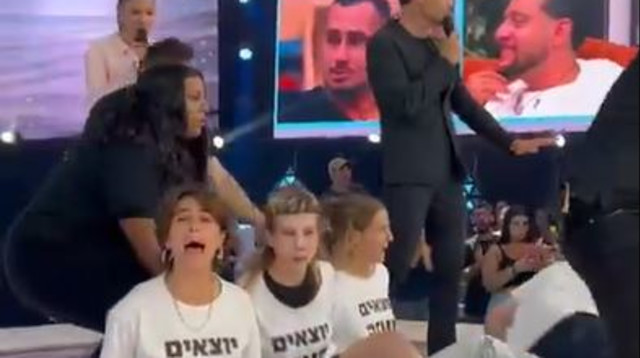 צעירים בהתפרצו למשרד האח הגדול עם חולצות "יוצאים מעזה" (צילום: צילום מסך לפי סעיף 27א)