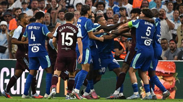 העימות בין שחקני אסטון וילה למייסון גרינווד (צילום: MIGUEL MEDINA)