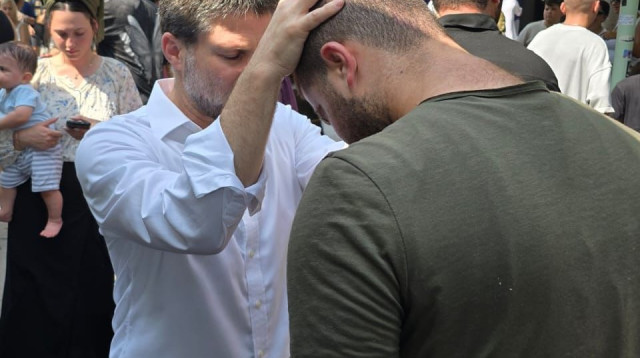 בצלאל סמוטריץ' ובנו בניה (צילום: צילום מסך מתוך X (לשעבר טוויטר))