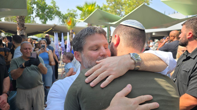 בצלאל סמוטריץ' ובנו בניה (צילום: צילום מסך מתוך X (לשעבר טוויטר))