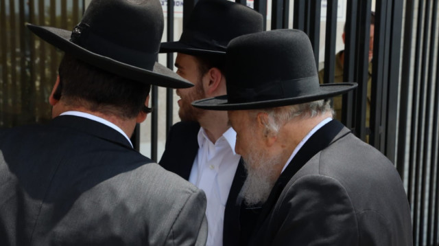 מנהיג הציבור החרדי הרב משה הלל הירש בשערי הכלא הצבאי (צילום: ללא)