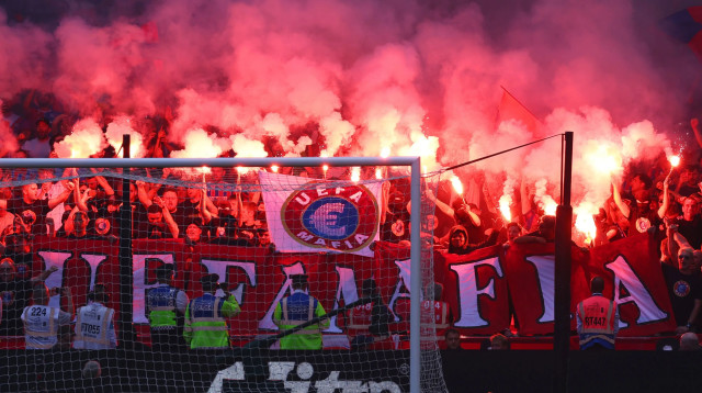 אוהדי קריסטל פאלאס במחאה נגד אופ"א (צילום: GettyImages)