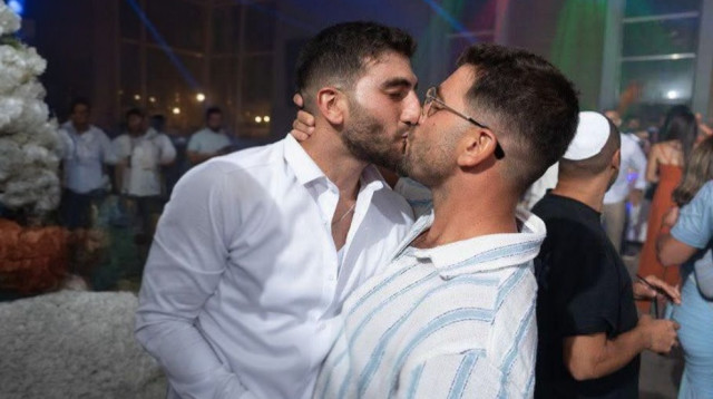 דוד כהן מתנשק עם אחיו בחתונת האחרון (צילום: רשתות חברתיות)