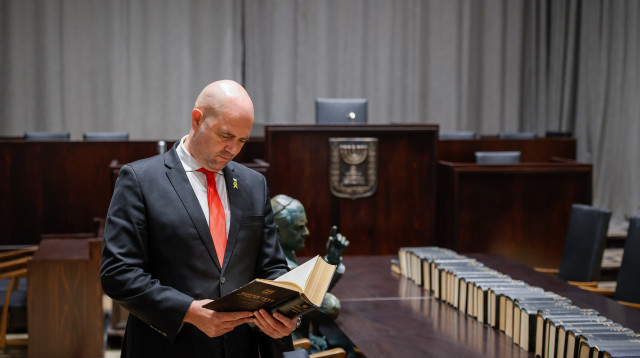 אמיר אוחנה במוזיאון הכנסת בירושלים (צילום: דוברות הכנסת, נועם מושקוביץ)