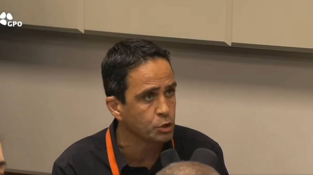 אלמוג בוקר מערוץ 12 במסיבת העיתונאים של ראש הממשלה בנימין נתניהו (צילום: צילום מסך לע"מ)