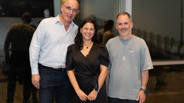 מימין לשמאל: מיכה קאופמן, מייסד ומנכ"ל Fiverr; עידית רובין, מנהלת תגלית אקסל; יורם טיץ, יו"ר תגלית (צילום: אור דוגה)