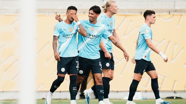 סאביניו ושחקני סיטי חוגגים (צילום: NurPhoto)