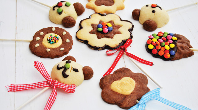 עוגיות שמחות על מקל (צילום: פסקל פרץ-רובין)