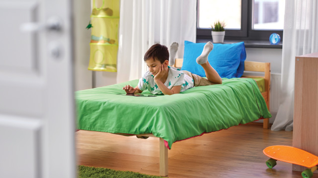 ילד, מיטה (צילום: אינגאימג')