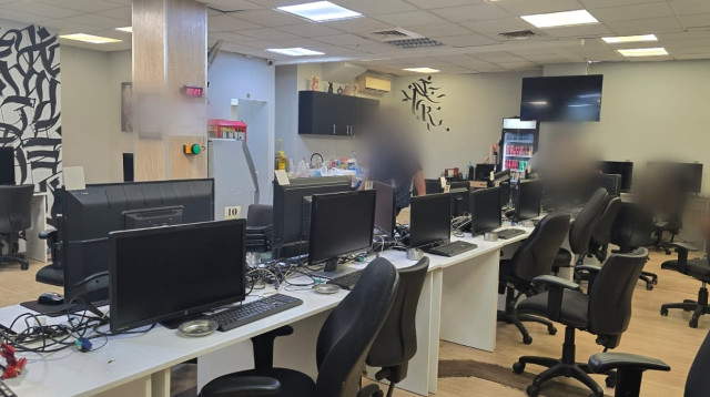 דירת ההימורים ברמת גן (צילום: דוברות המשטרה)