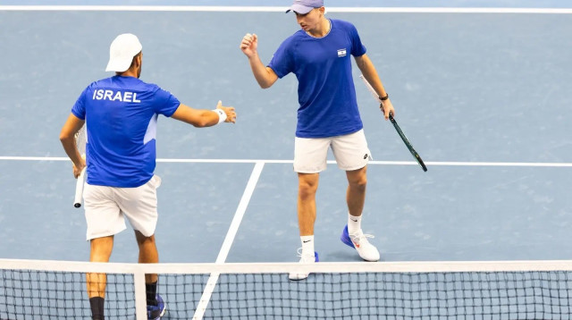 עמית ולס עם דניאל צוקרמן נבחרת הדייויס של ישראל (צילום: אתר רשמי, איגוד הטניס)