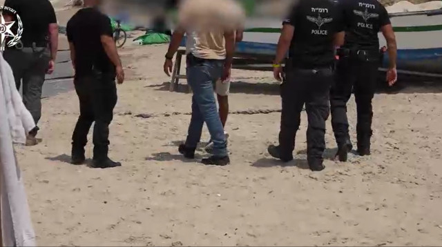 מעצר עברייני הפרוטקשן ג'סר א זרקא (צילום: צילום מסך,דוברות המשטרה)
