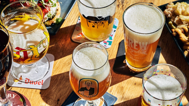 מלצר בית בירה (צילום: אמיר מנחם)