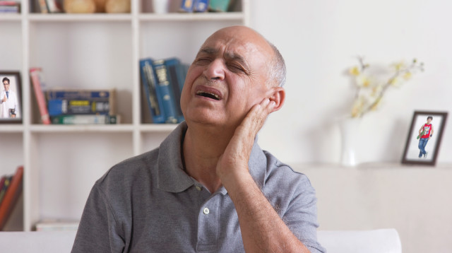 כאב אזניים בגיל מבוגר (צילום: אינגאימג')