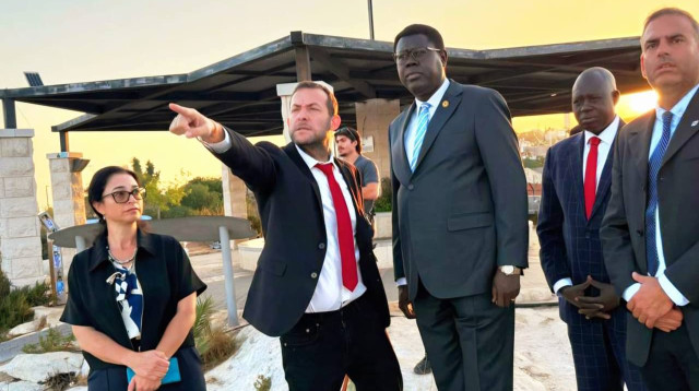 שר החוץ של דרום סודן, בשבוע שעבר בסיור בשומרון (צילום: מועצה אזורית שומרון)