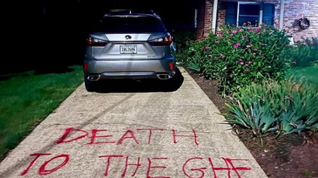 השחתת ביתו של ג'ון אקרי (צילום: צילום מסך מתוך X (לשעבר טוויטר))