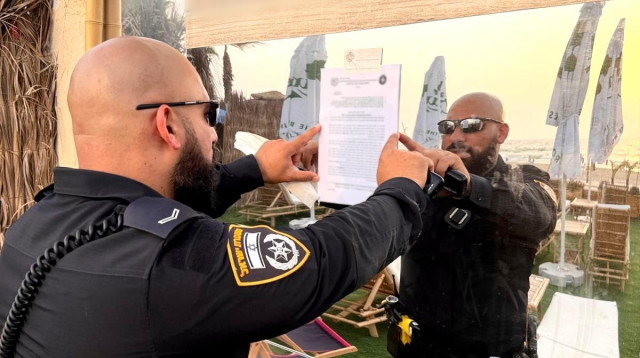 המשטרה עם צו סגירה לבר חוף הדקלים בבת ים (צילום: אלון חכמון)