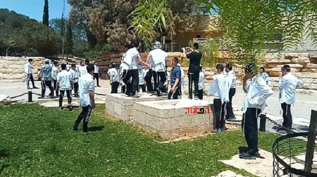 צעירים חרדים רוקדים על קבר דוד בן גוריון (צילום: רשתות חברתיות)