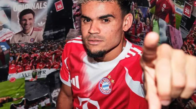 עכשיו זה רשמי. לואיס דיאס במדי באיירן מינכן (צילום: אתר רשמי, באיירן מינכן)