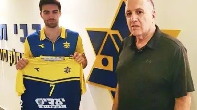 עילי חבר לצד אביו אורי חבר, מכבי תל אביב כדורעף (צילום: באדיבות מכבי יעדים תל אביב)