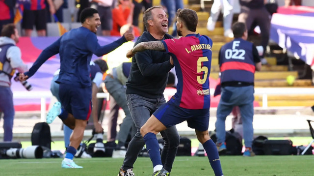 האנזי פליק מאמן ברצלונה חוגג עם איניגו מרטינס (צילום: רויטרס)
