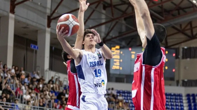 תום ארונוב שחקן נבחרת הקדטים של ישראל (צילום: אתר רשמי, FIBA.COM)