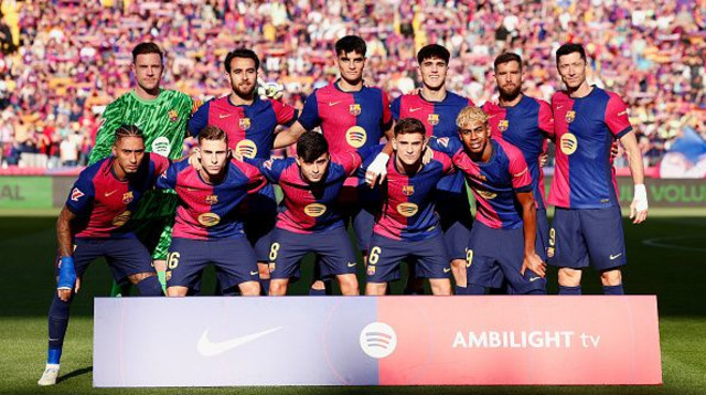 גאבי לצד פרמין ושחקני ברצלונה (צילום: Soccrates Images)