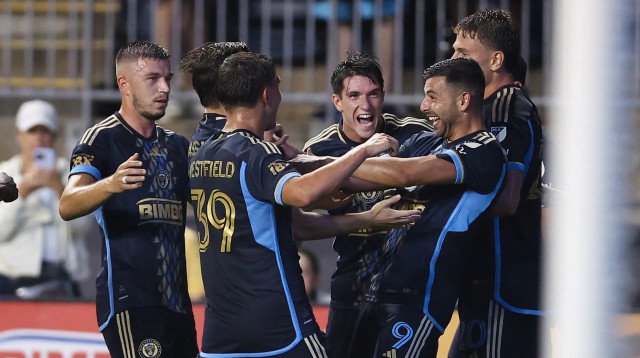 שחקני פילדלפיה חוגגים עם תאי בריבו (צילום: רויטרס)