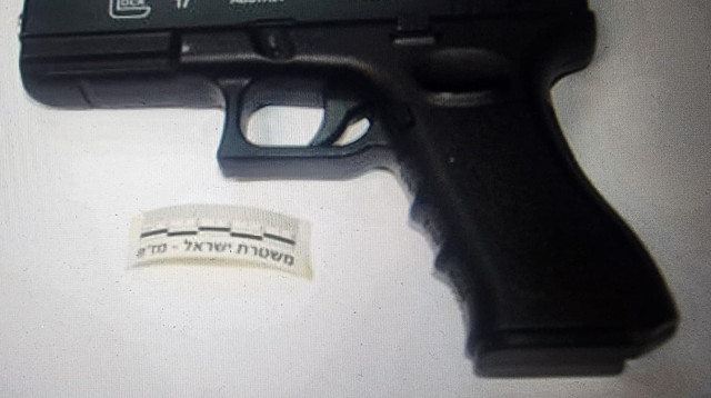האקדח שנגנב בגבעתיים (צילום: דוברות המשטרה)