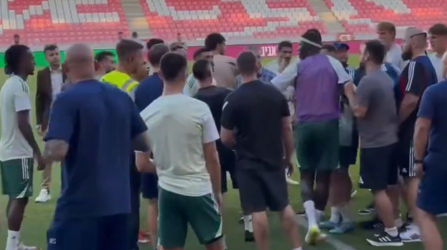עימות באימון בין מכבי חיפה וראקוב (צילום: צילום מסך, X (טוויטר))