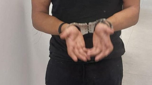 החשוד בהתחזות (צילום: דוברות המשטרה)