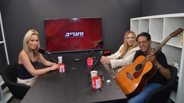 שימי תבורי ויהודית באומן בפודקאסט של מיקי לוין (צילום: אבשלום ששוני)