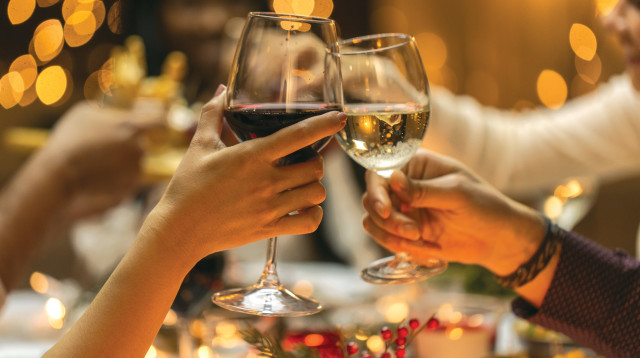 יין. המחיר לא מצליח להתחרות בייבוא (צילום: אינג'אימג')