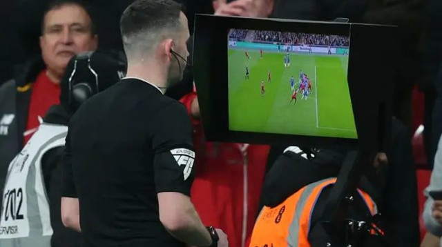 כריס כריס קבאנה צפה במסך והחליט לקבל את המלצת ה-VAR (צילום: אימג'בנק  GettyImages)