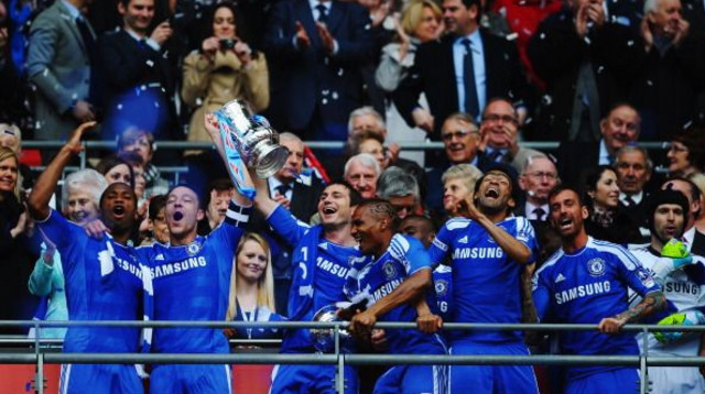 שחקני צ'לסי חוגגים (צילום: Laurence Griffiths - The FA)