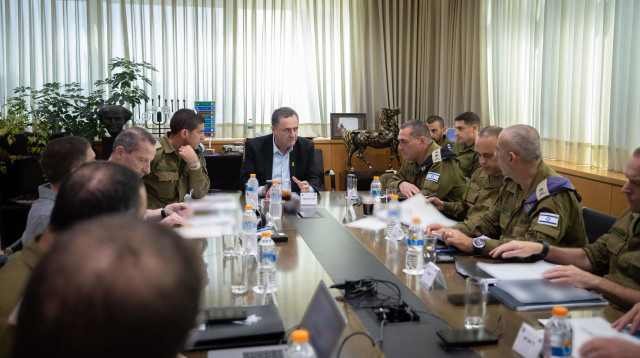 הרמטכ"ל אייל זמיר, שר הביטחון ישראל כ"ץ ובכירי צה"ל בשיחה על עזה (צילום: שירה קינן, משרד הביטחון)