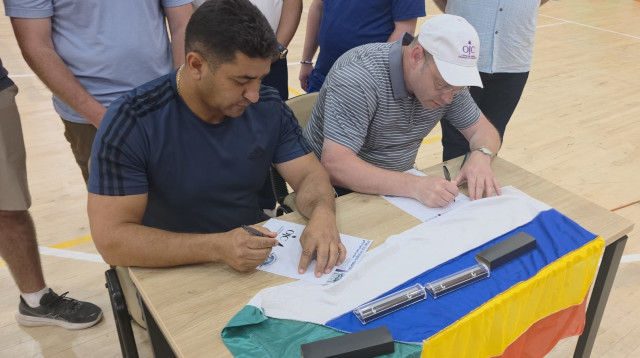 החתימה על ההסכם (צילום: ג'וש ארונסון)