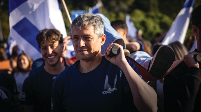 יועז הנדל בהפגנה של המילואימניקים (צילום: חיים גולדברג, פלאש 90)